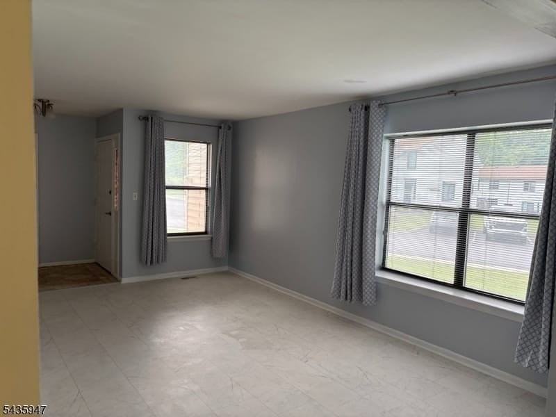 131 Locust Ct - Photo 3 of 14