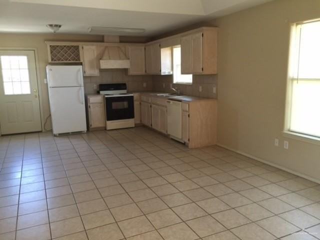 1302 S Diplomat Dr - Photo 4 of 11