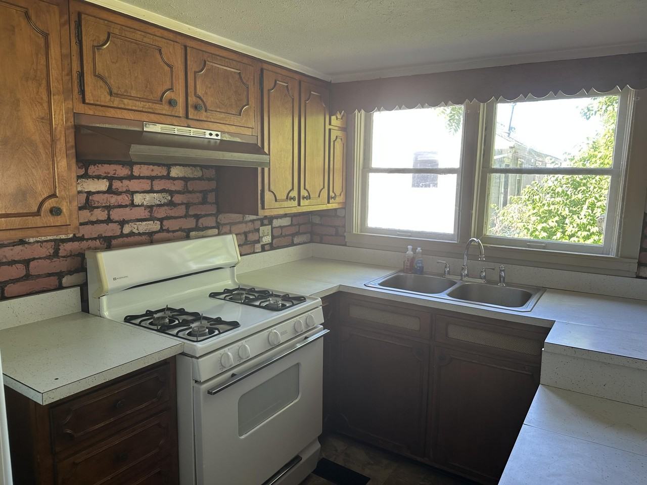 232 Bassett Ave - Photo 5 of 13
