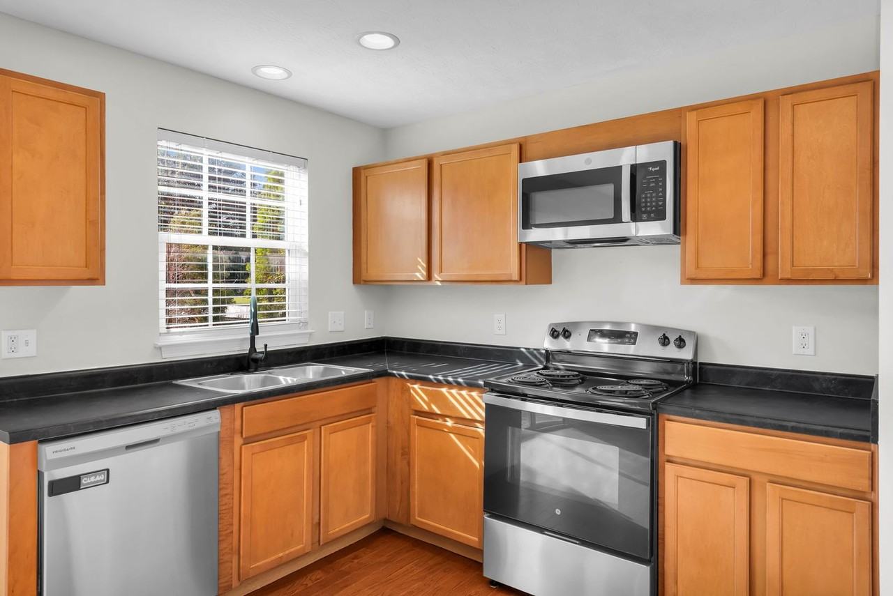 6035 Marsh Cir - Photo 6 of 38