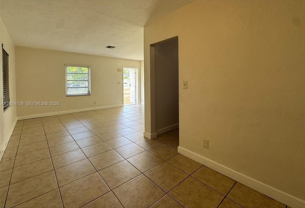 1320 Nw 87th St - Photo 6 of 10