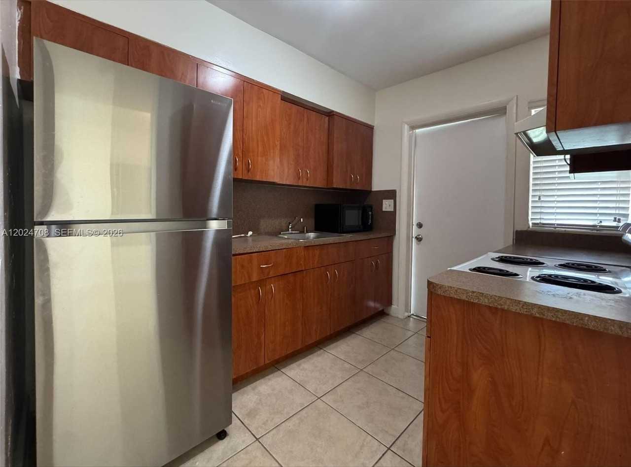 1320 Nw 87th St - Photo 7 of 10