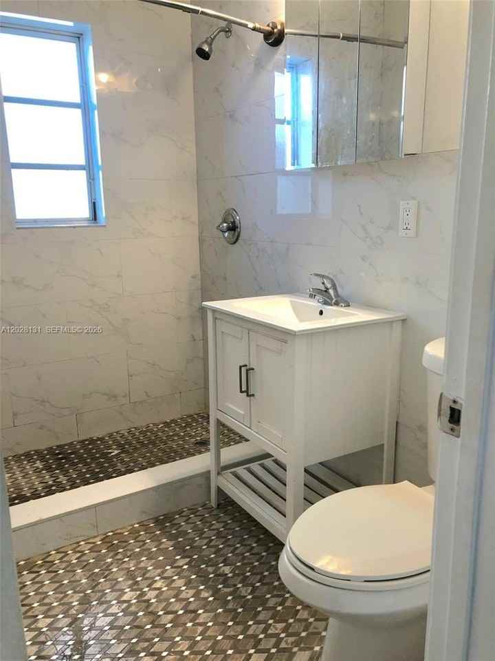 7135 Rue Granville #4 - Photo 4 of 9