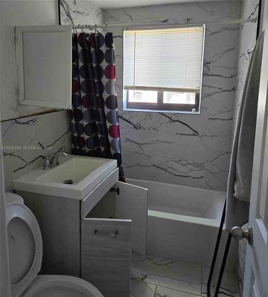 7035 Rue Granville #2 - Photo 2 of 6