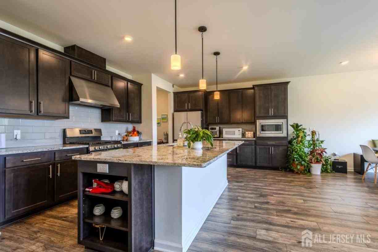 3305 Charleston Dr - Photo 4 of 29