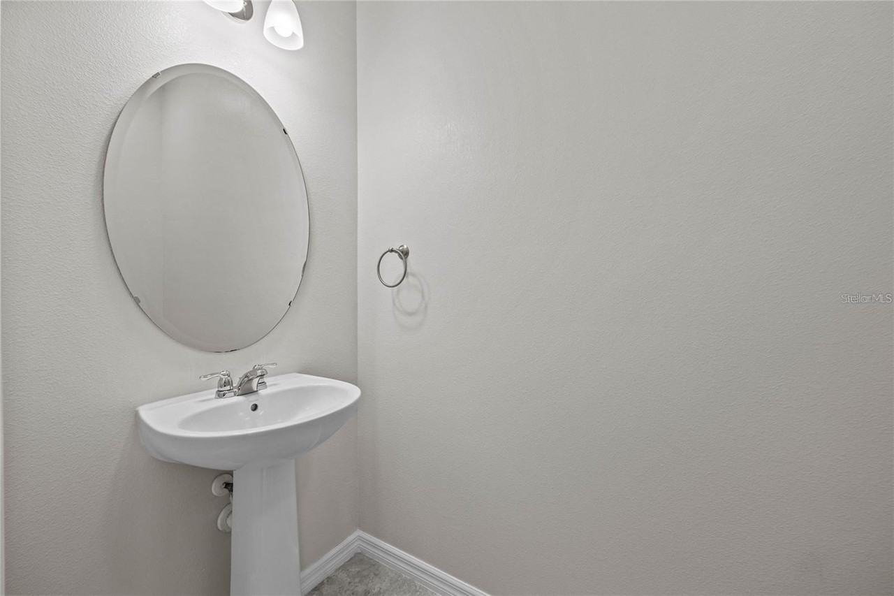 8061 Glenlloyd Ave - Photo 5 of 37