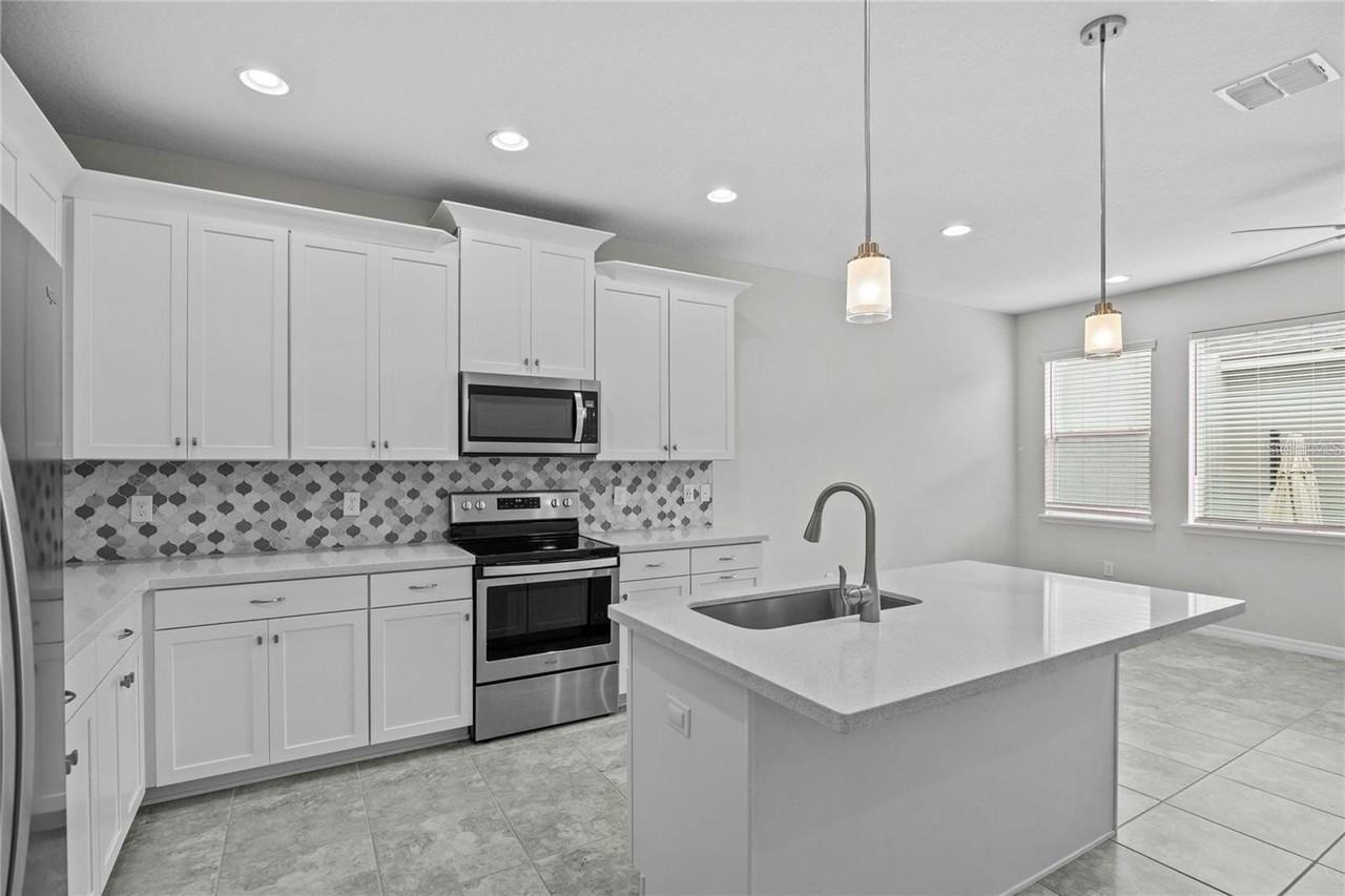 8061 Glenlloyd Ave - Photo 6 of 37