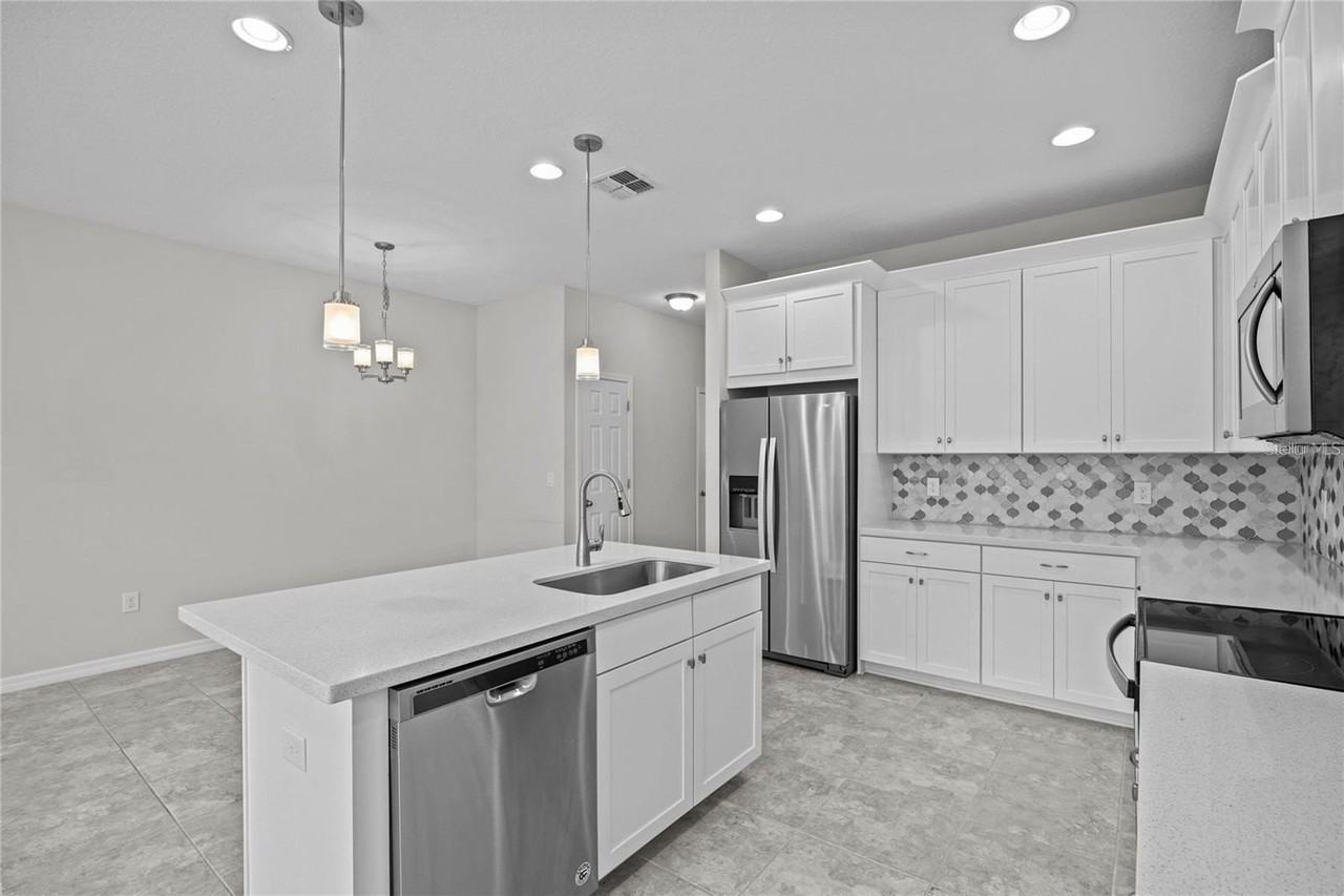 8061 Glenlloyd Ave - Photo 7 of 37