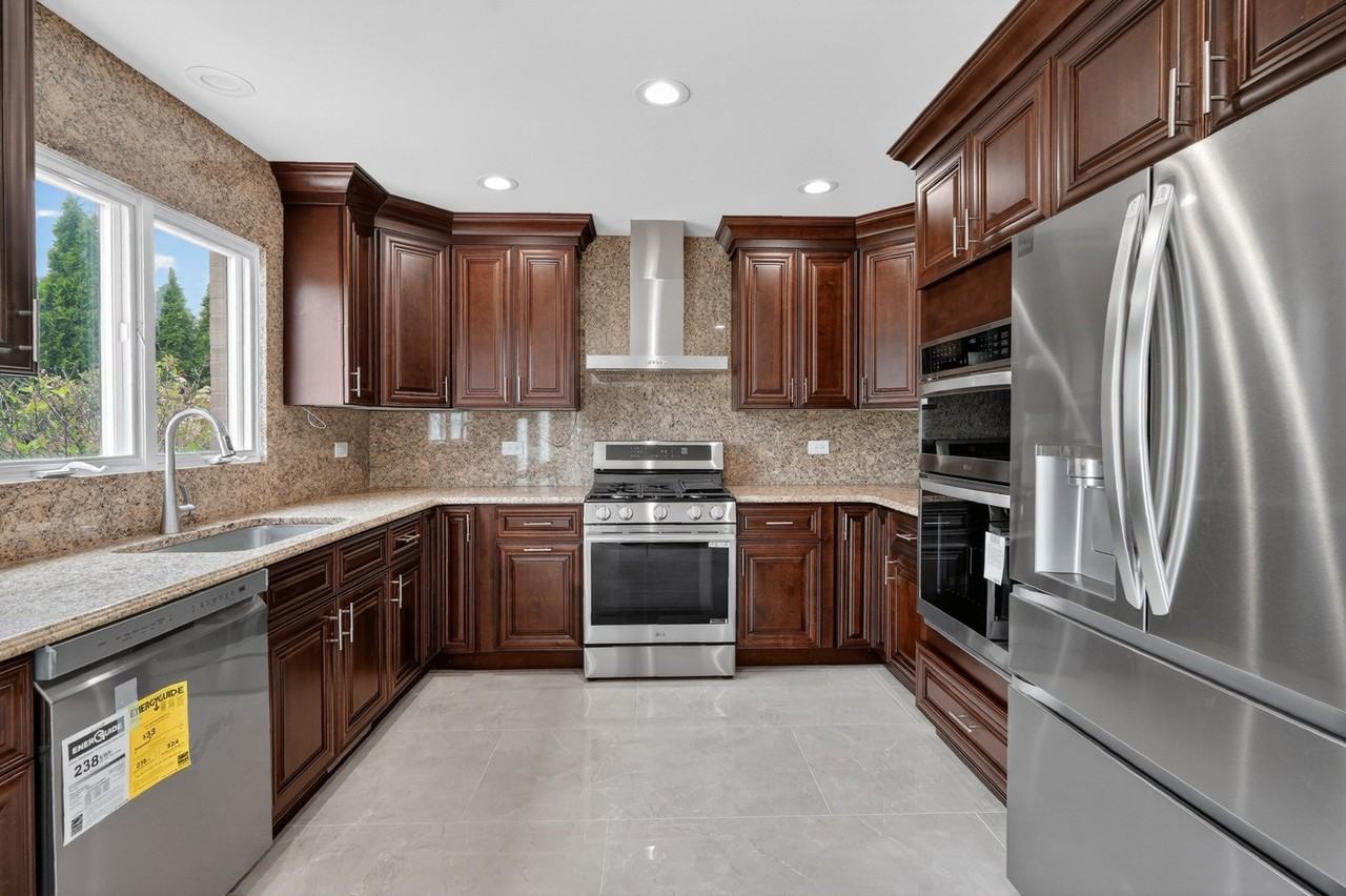 14031 Preston Dr - Photo 4 of 50
