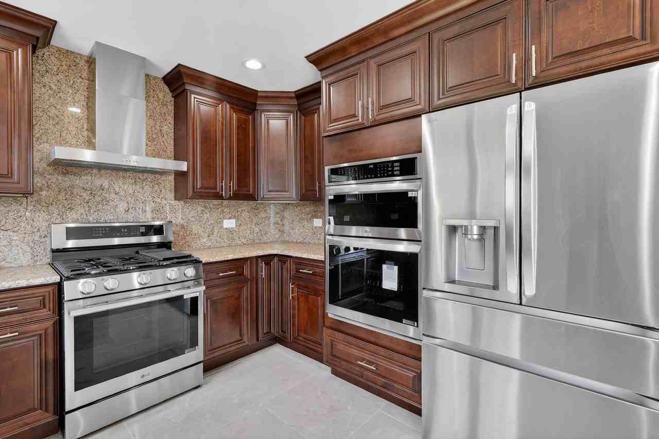14031 Preston Dr - Photo 5 of 50