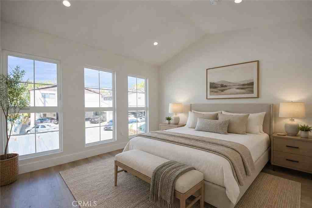 723 E Verdugo Ave #201 - Photo 4 of 32