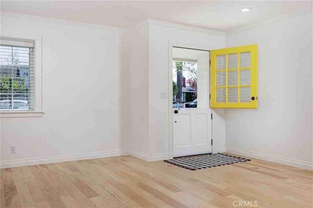 408 Flower St - Photo 4 of 39