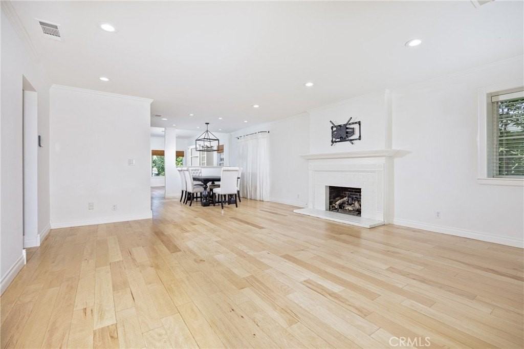 408 Flower St - Photo 5 of 39