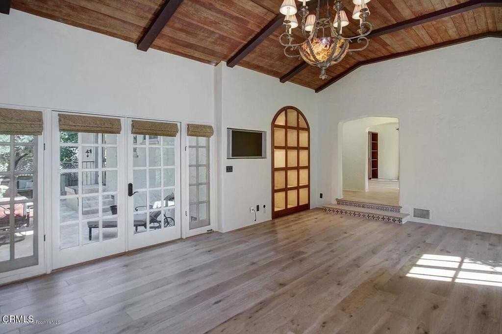 1064 Linda Vista Ave - Photo 4 of 24