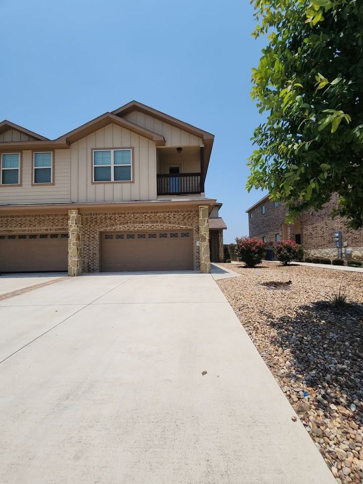 319 Creekside Curv - Photo 3 of 30
