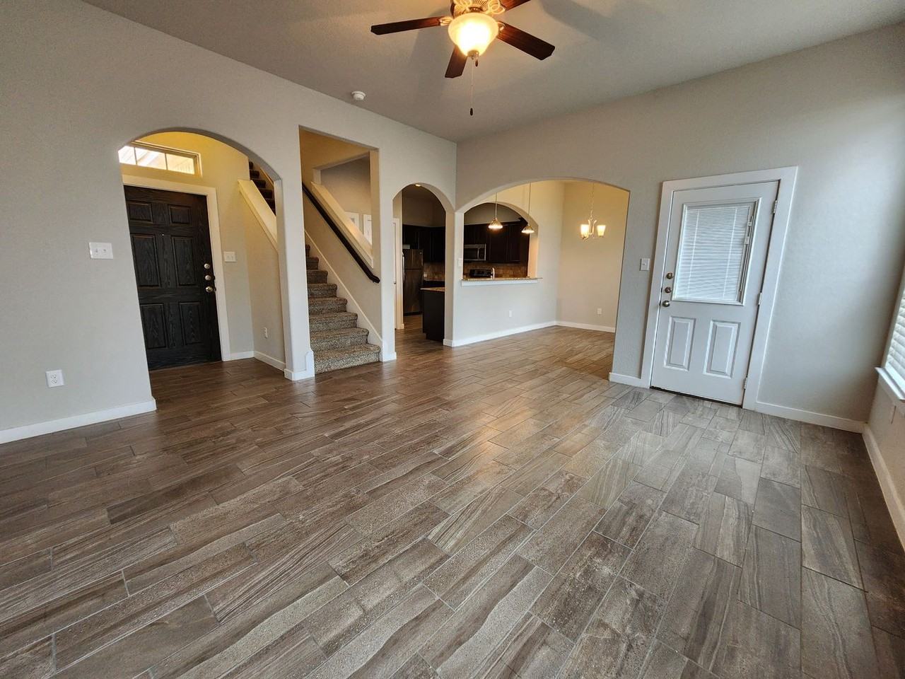 319 Creekside Curv - Photo 4 of 30