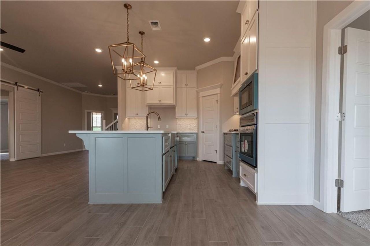 16300 Marsha Dr - Photo 2 of 26