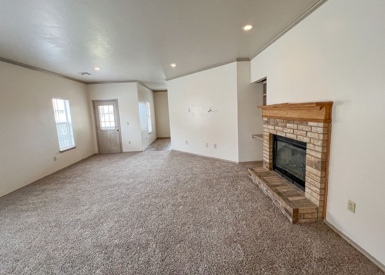 11234 Queen Anne Ave - Photo 2 of 13