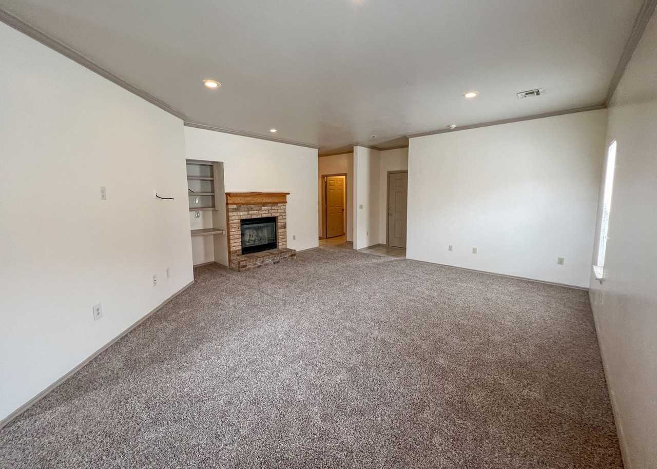 11234 Queen Anne Ave - Photo 4 of 13