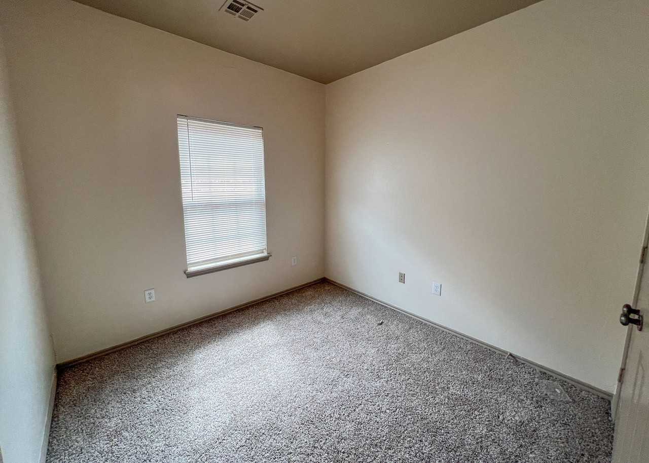11234 Queen Anne Ave - Photo 6 of 13