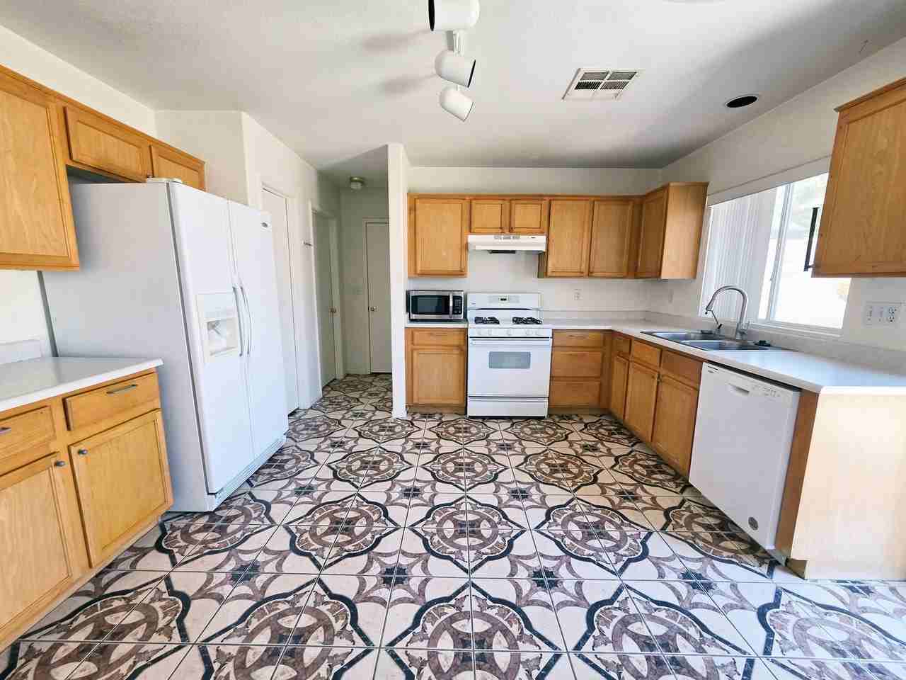 3114 Crownline Ct - Photo 4 of 16