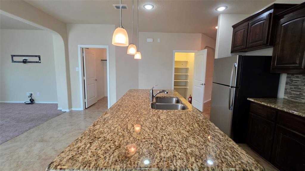 1912 Potrillo Ln - Photo 4 of 31