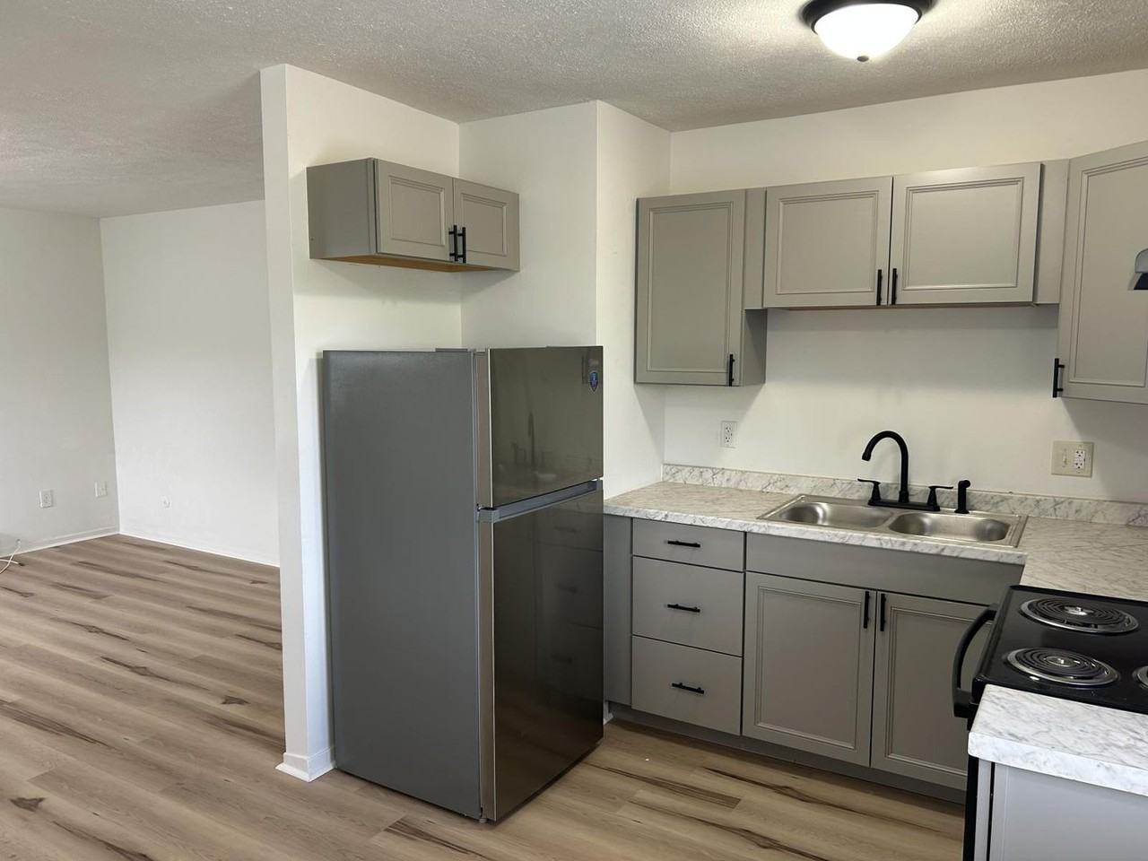 270 Everett Ave - Photo 4 of 9