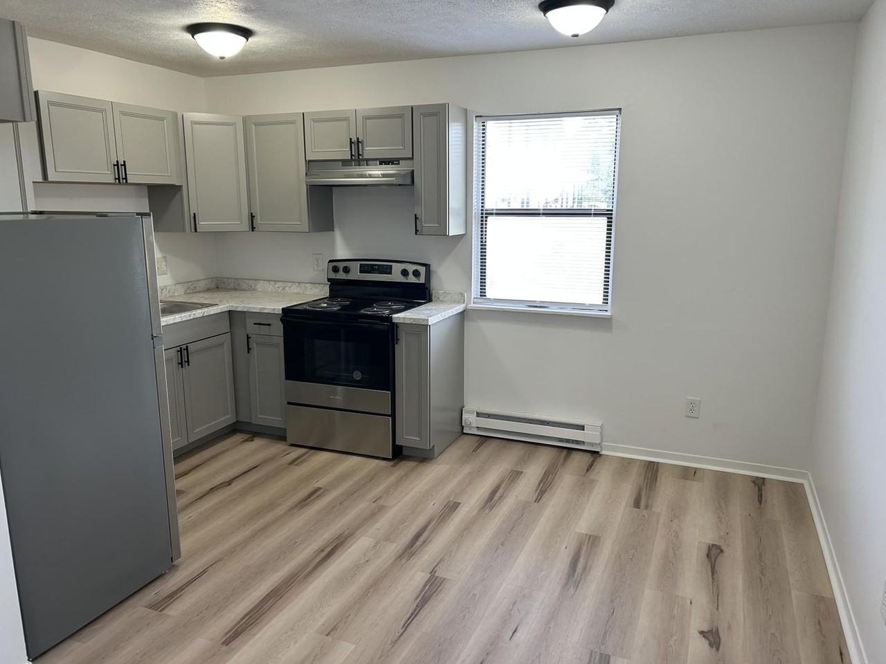 270 Everett Ave - Photo 5 of 9