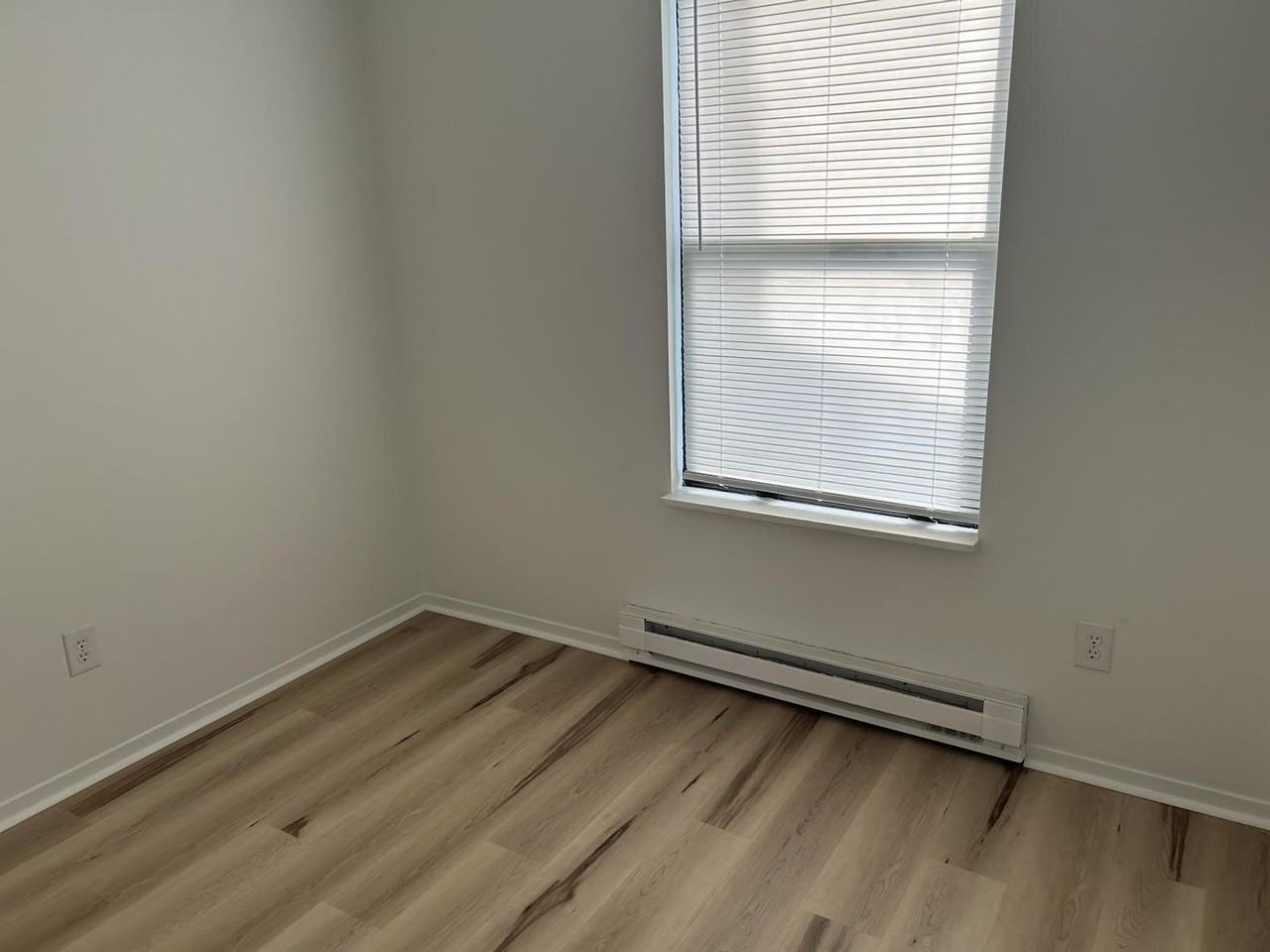 270 Everett Ave - Photo 6 of 9