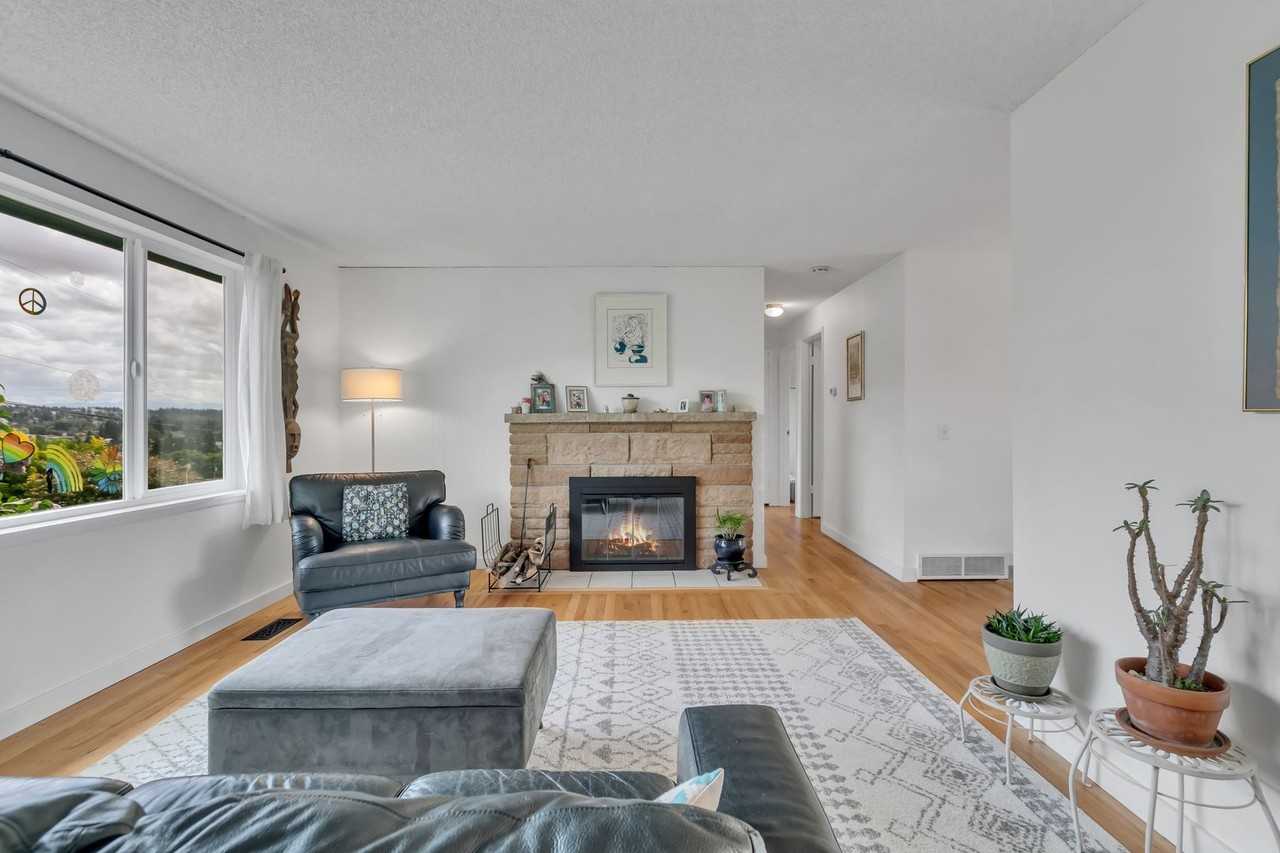 21329 3rd Ave S - Photo 3 of 29