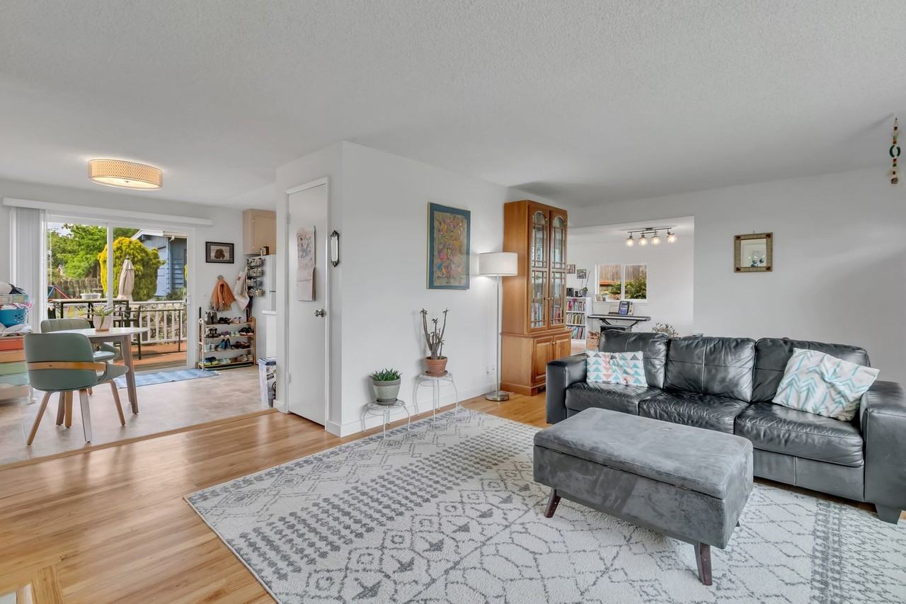 21329 3rd Ave S - Photo 5 of 29