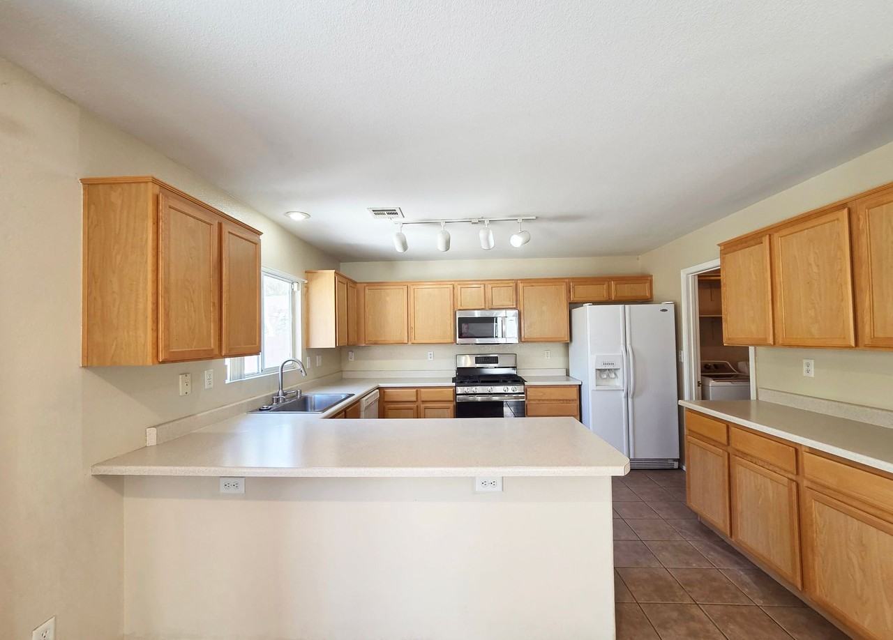 3722 Nestled Oak Ave - Photo 4 of 27