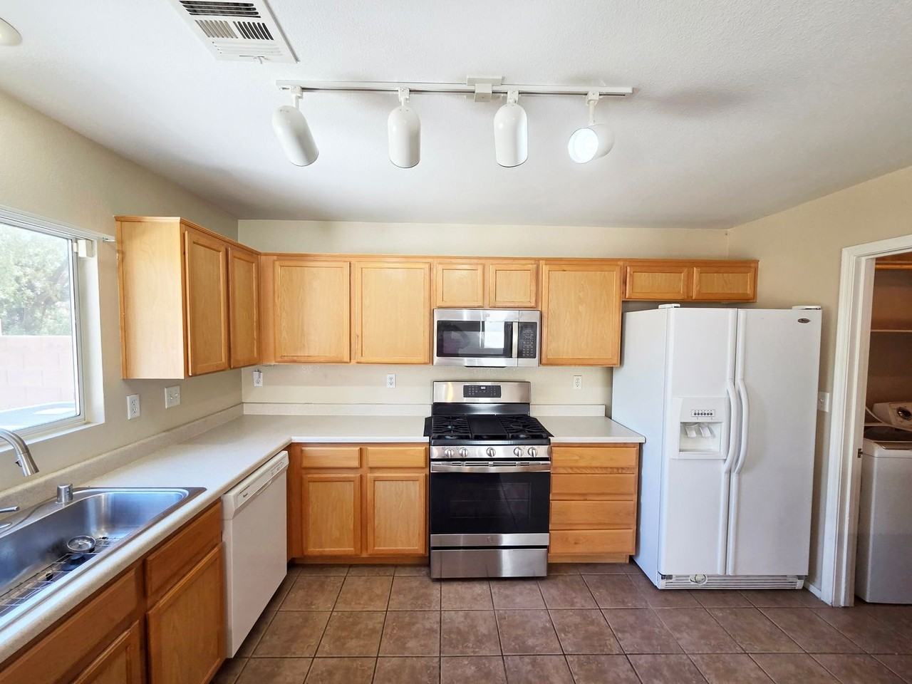 3722 Nestled Oak Ave - Photo 5 of 27