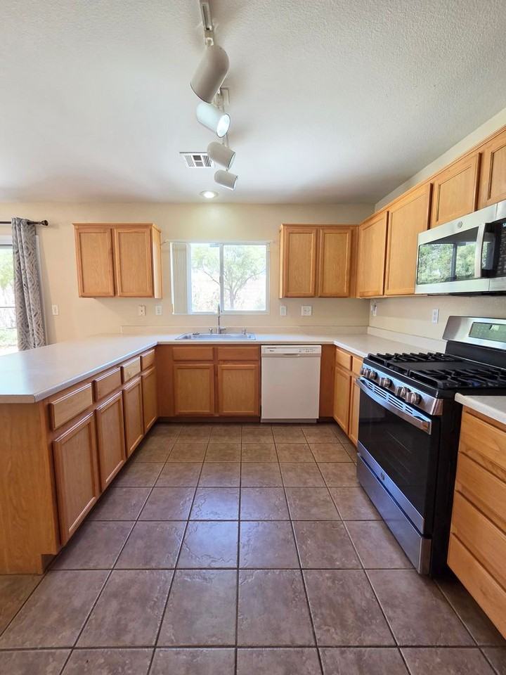 3722 Nestled Oak Ave - Photo 6 of 27
