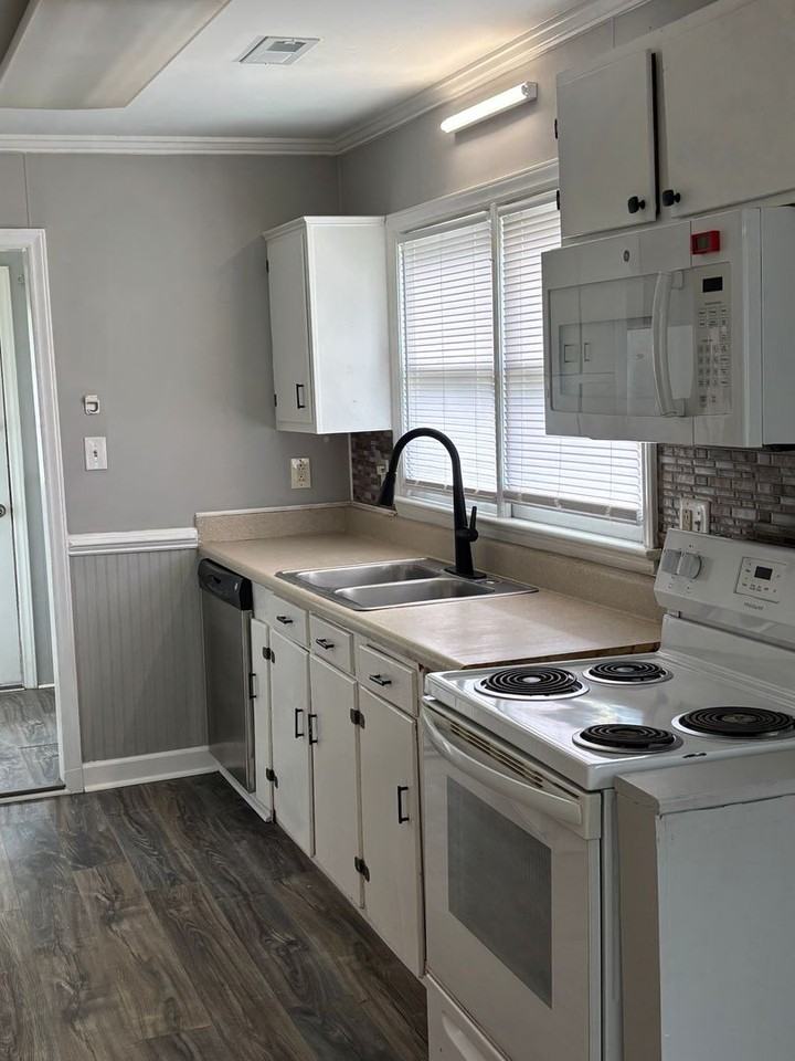408 E 12th St - Photo 5 of 20