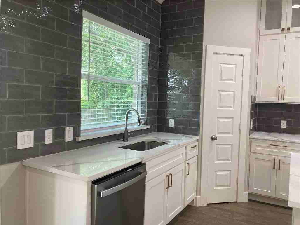 2814 18th St W - Photo 4 of 33