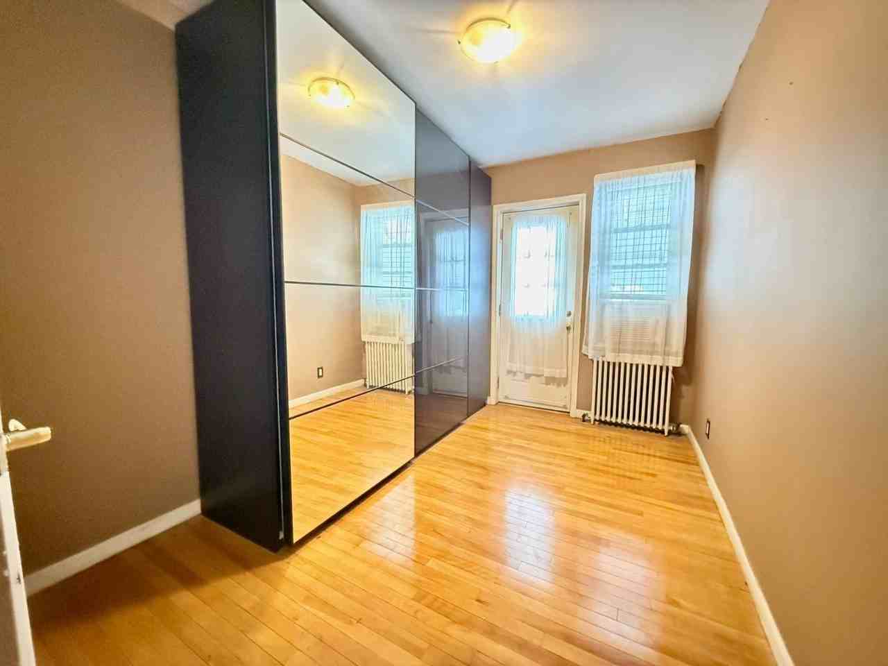 6418 Metropolitan Ave - Photo 6 of 9