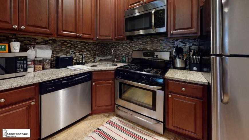 174 Carroll St - Photo 3 of 5