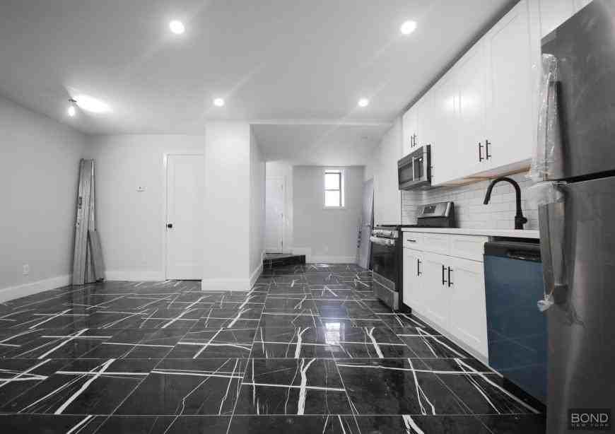 49 E 56th St - Photo 2 of 9