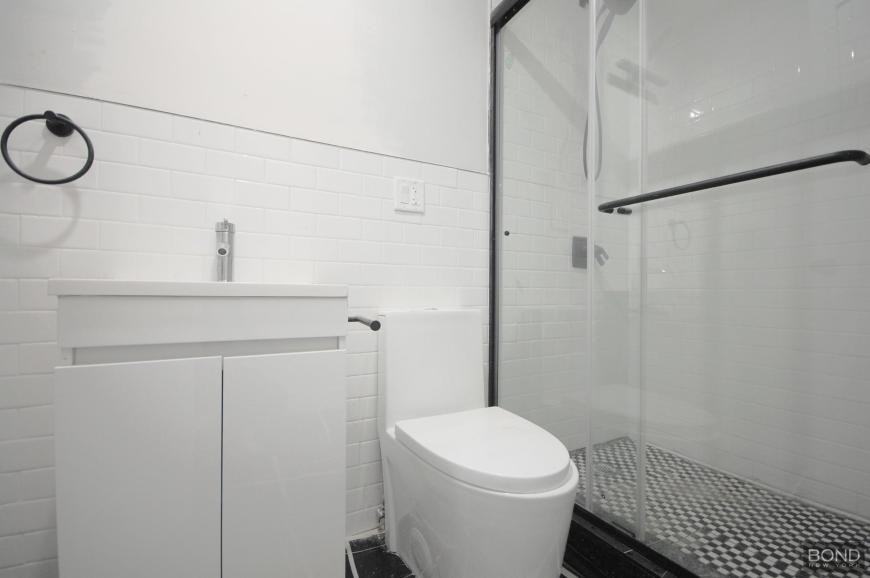 49 E 56th St - Photo 4 of 9
