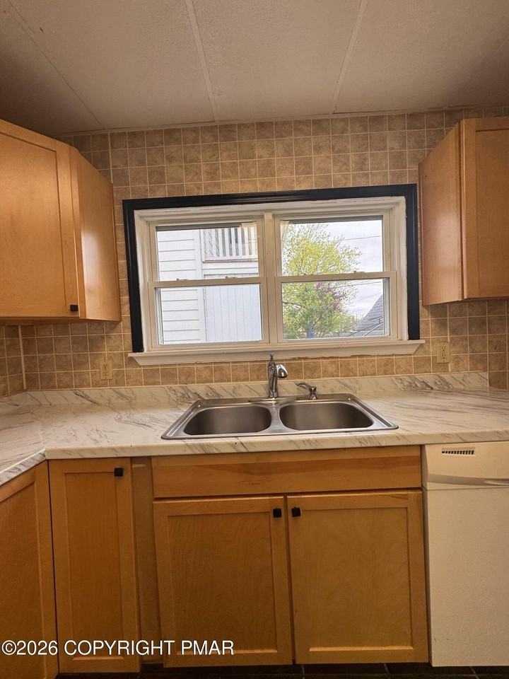 358 Tioga Ave - Photo 5 of 14