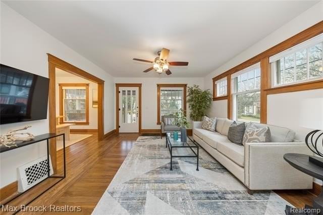 436 Park St - Photo 5 of 33