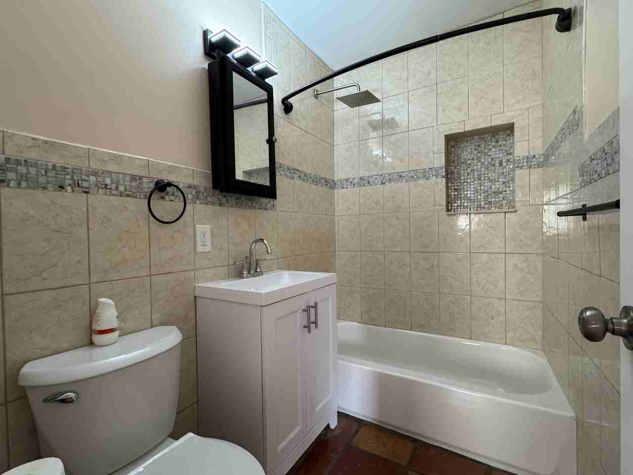 1601 Ne 47th St - Photo 3 of 37