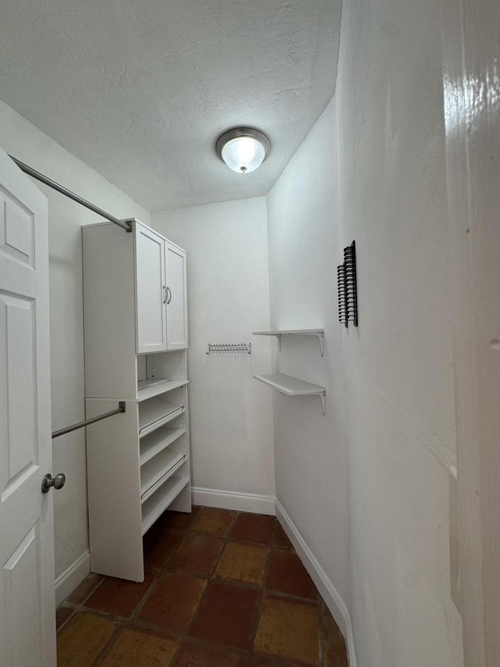 1601 Ne 47th St - Photo 4 of 37