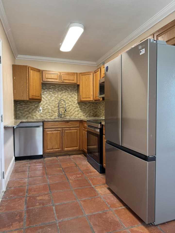 1601 Ne 47th St - Photo 6 of 37