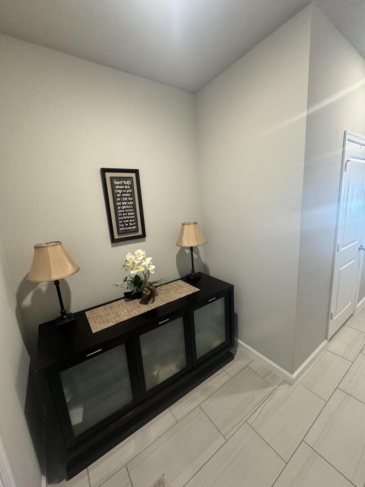526 Salisbury Cir - Photo 2 of 16