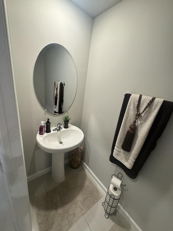526 Salisbury Cir - Photo 3 of 16