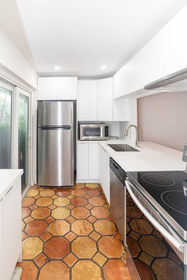 715 Ne 1st St #C - Photo 5 of 20