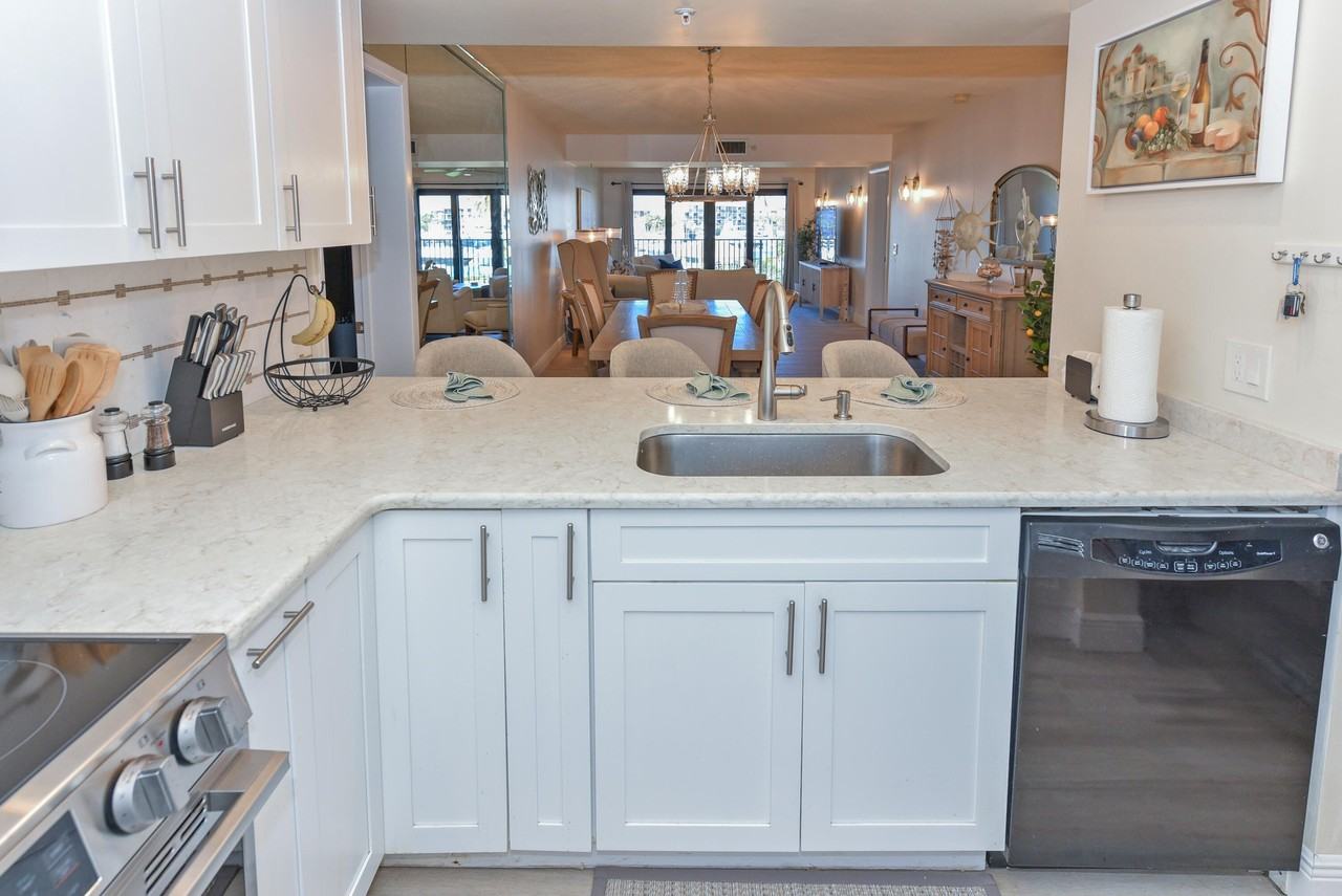 901 Seafarer Cir #302 - Photo 6 of 32