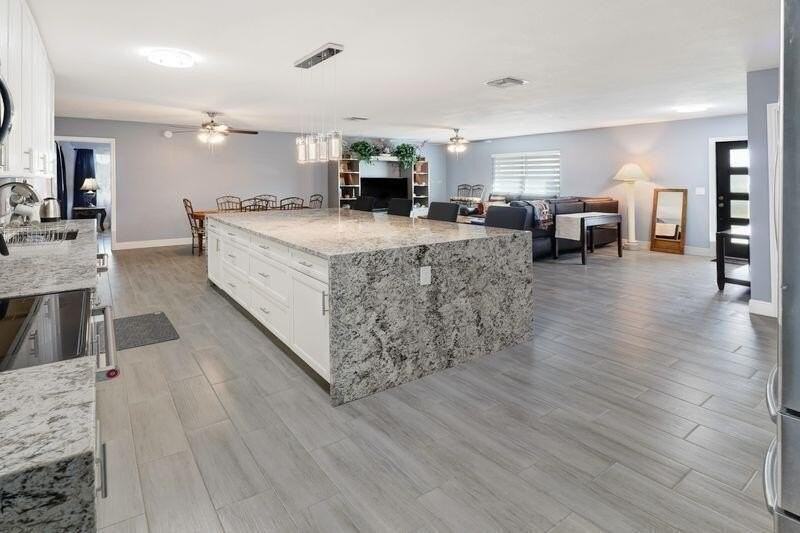 615 Ne 15th Pl - Photo 4 of 42